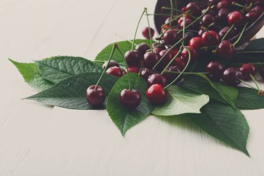 Beyaz ahşap kase taze kiraz