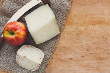 Peynir arka plan. Gouda pesto adet ahşap tablo