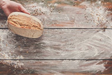 Fırın kavramı arka plan. Ekmek somun ellerini tutun