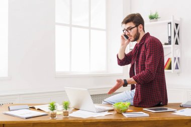 Genç işadamı okuma modern beyaz office belgelerinde konsantre