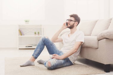 Adam evde mobile ile gözlük