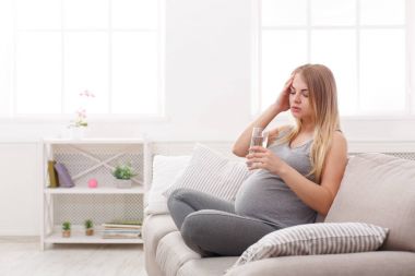 Baş ağrısı kopya alanı ile bekleyen genç sarışın