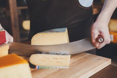 Bakkal dükkanında sert peynir kesme