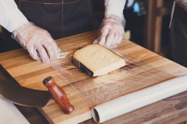 Tezgâhtar bir parça peynir kaydırma