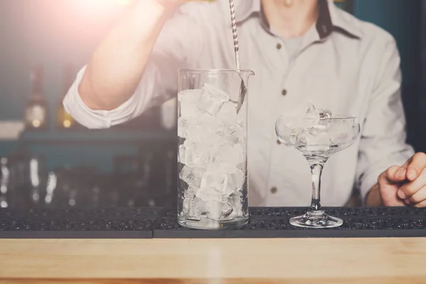 Bartender fazendo gelo para closeup coquetel — Fotografia de Stock