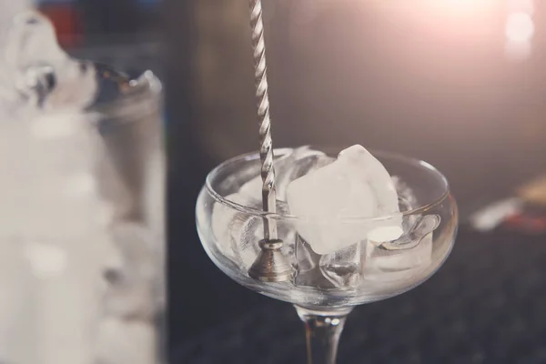 Barkeeper macht Eis für Cocktail-Nahaufnahme — Stockfoto