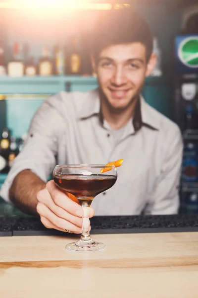 Cantinero ofrece cóctel alcohólico en el bar — Foto de Stock