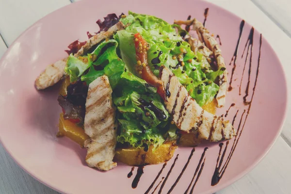 Ensalada de pavo de cerca, restaurante que sirve —  Fotos de Stock