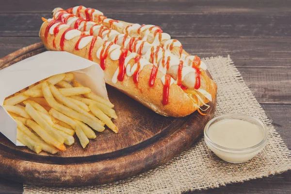 Amerikan fast food - sosisli sandviç ve patates kızartması