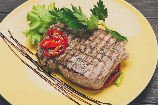 Grilled beef steak with vegetables closeup — Stock Photo, Image