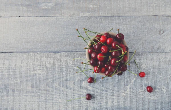 Mavi rustik ahşap üzerine taze kiraz