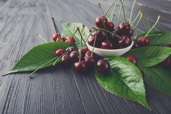 Beyaz ahşap kase taze kiraz