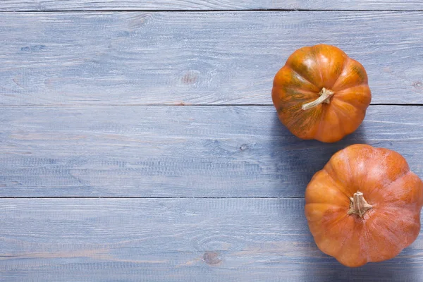 Kopya alanı mavi ahşap zemin üzerine kabaklar