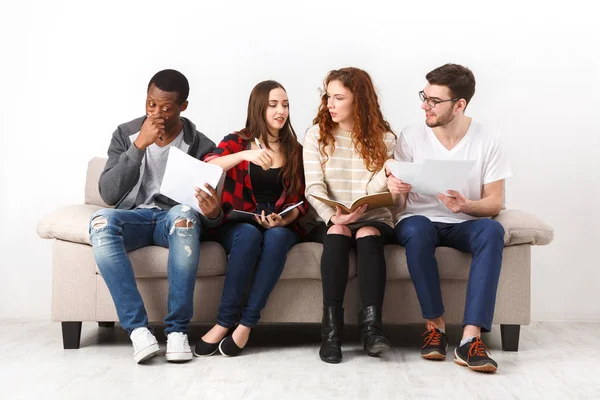 Çeşitli genç öğrenciler evde sınavına hazırlık