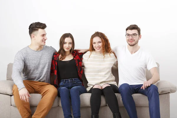 Jóvenes amigos felices, gente informal sentada en el sofá — Foto de Stock