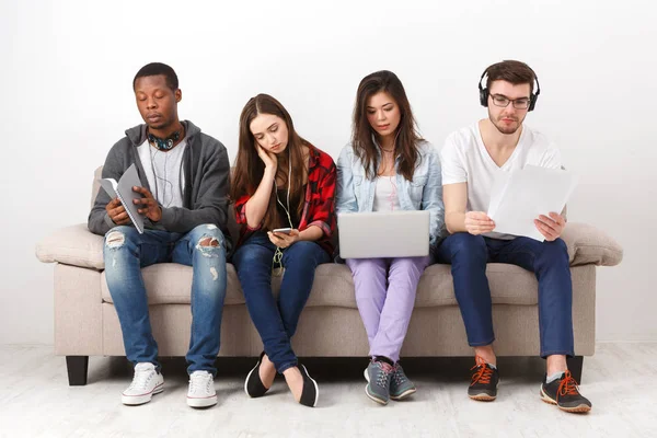 Gençlerin çeşitli gadget'lar ile müzik dinlemek