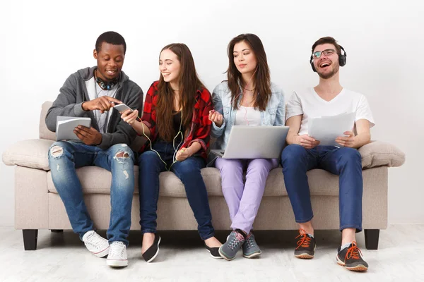 Gençlerin çeşitli gadget'lar ile müzik dinlemek