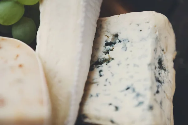 Різні види сиру, харчовий фон — стокове фото