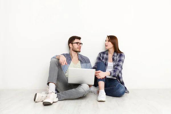 Pareja discutiendo el trabajo en el interior del hogar — Foto de Stock