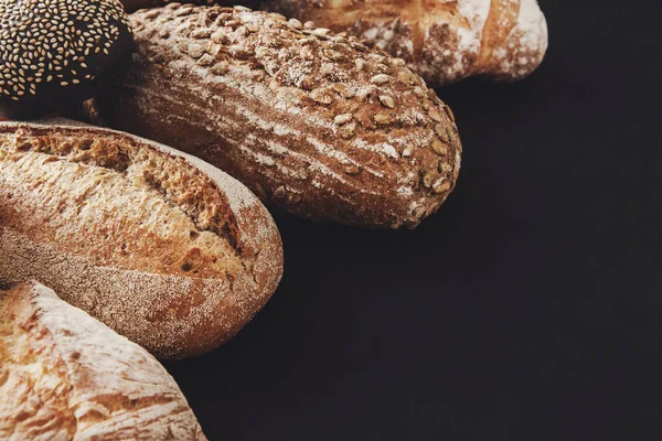 Fırın kavramı. Ekmek arka plan üzerinde balck izole bol