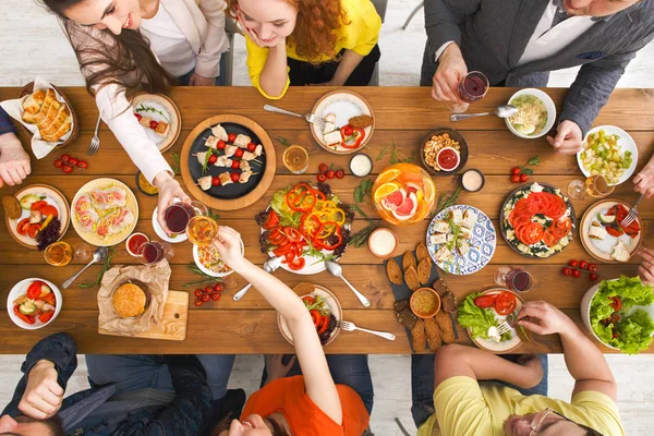 İnsanların sağlıklı yemekler hizmet tablo akşam yemeğinde yemek. — Stok fotoğraf