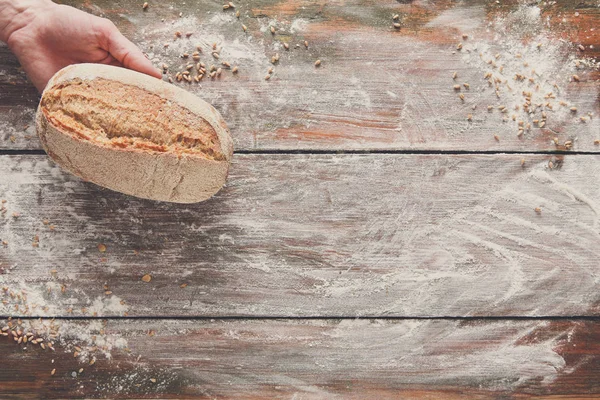 Fırın kavramı arka plan. Ekmek somun ellerini tutun