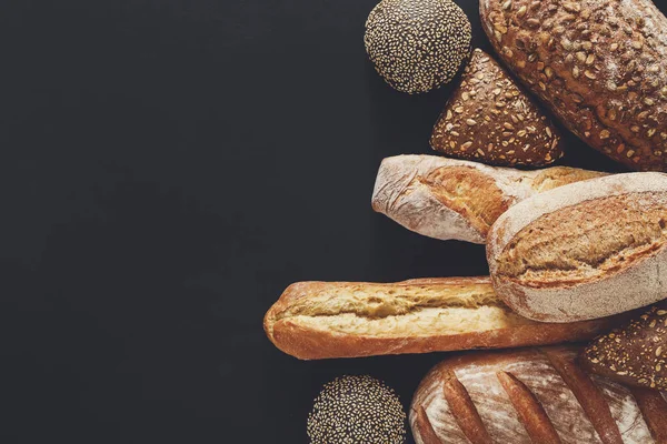 Fırın kavramı. Ekmek arka plan üzerinde balck izole bol