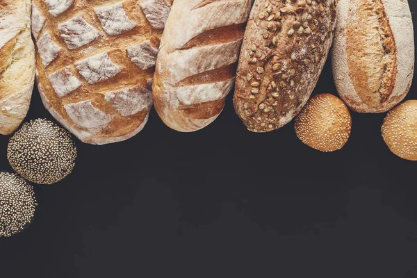 Fırın kavramı. Ekmek arka plan üzerinde balck izole bol