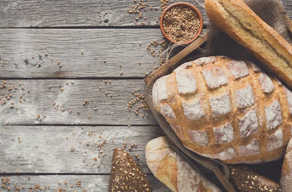 Kırsal ahşap üzerinde kopyalama alanı olan ekmek arkaplanı