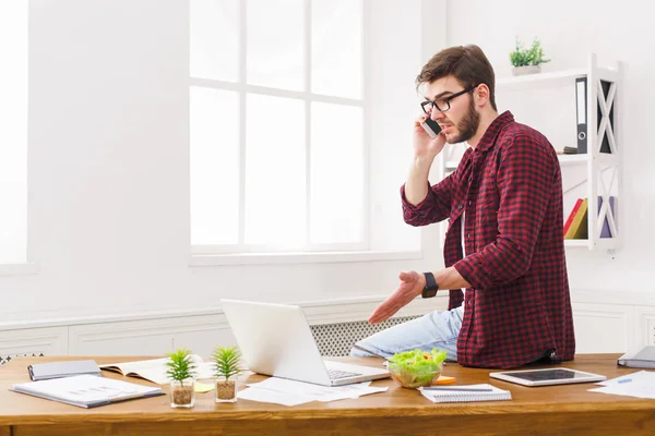 Genç işadamı okuma modern beyaz office belgelerinde konsantre