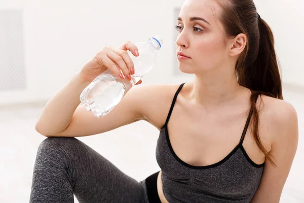 Vakker ung sportskvinne som drikker vann – stockfoto