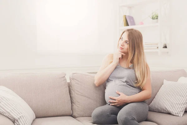 Wanita hamil yang sedang bermimpi tentang anak — Stok Foto