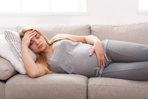 Baş ağrısı kopya alanı ile bekleyen genç sarışın