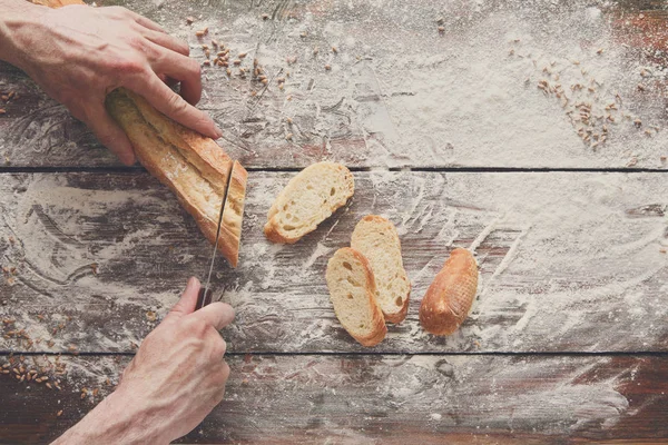 Fırın kavramı arka plan. Ekmek ekmek dilimleri kesme eller