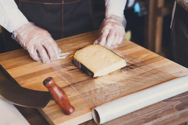 Tezgâhtar bir parça peynir kaydırma