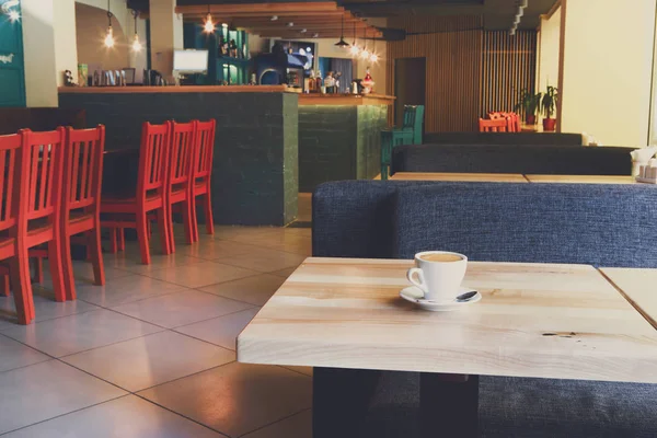 Interior del restaurante moderno, taza de café en la mesa — Foto de Stock