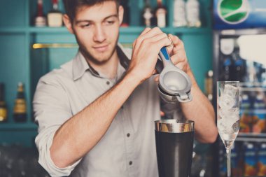 Limonlu, kokteyl yapmak barmen yakın çekim