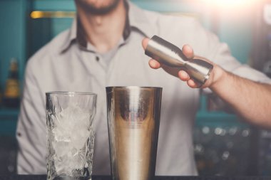 Barmen shaker içine dökülen şurubu