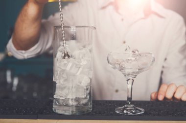 Barmen kokteyl closeup için buz yapma