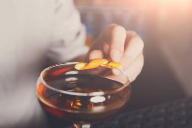 Genç barmen yapım yanan kokteyl