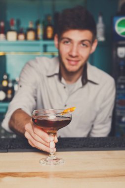 Barmen sunmaktadır alkollü kokteyl bar