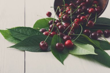 Beyaz ahşap kase taze kiraz