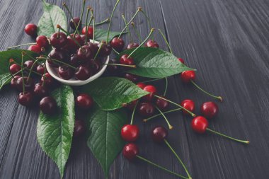 Beyaz ahşap kase taze kiraz