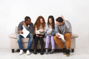 Çeşitli genç öğrenciler evde sınavına hazırlık