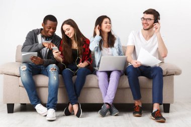 Gençlerin çeşitli gadget'lar ile müzik dinlemek