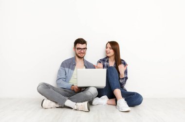 Çift, ev iç eser tartışıyor