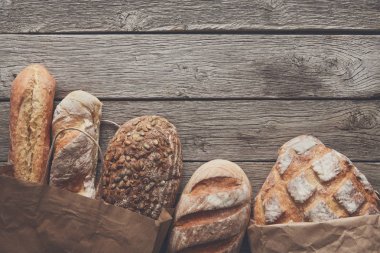 Ekmek fırın arka plan. Kahverengi ve beyaz buğday tahıl somun comp