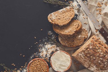 Fırın kavramı. Dilimlenmiş ekmek arka plan bol