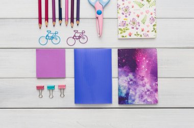 Düz renkli ofis ve okul Kırtasiye yatıyordu