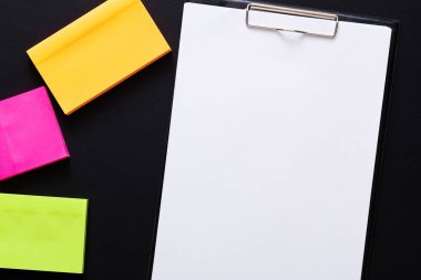 Renk notları ve bir not kağıdına kara tahta, kopya alanı